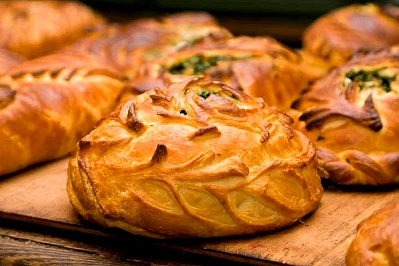 Пирог домашний с капустой — дрожжевой пирог с тушёной капустой и зеленью