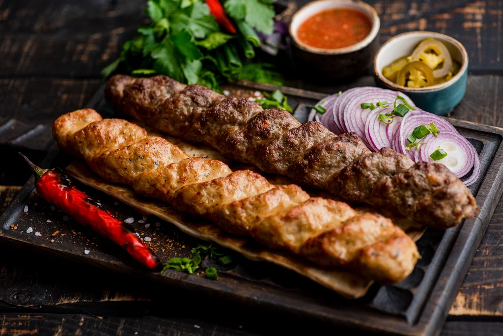 Люля‑кебаб — рубленое мясо с восточными специями на шампуре
