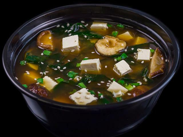 Мисо‑суп — бульон даси с пастой мисо, тофу и вакаме