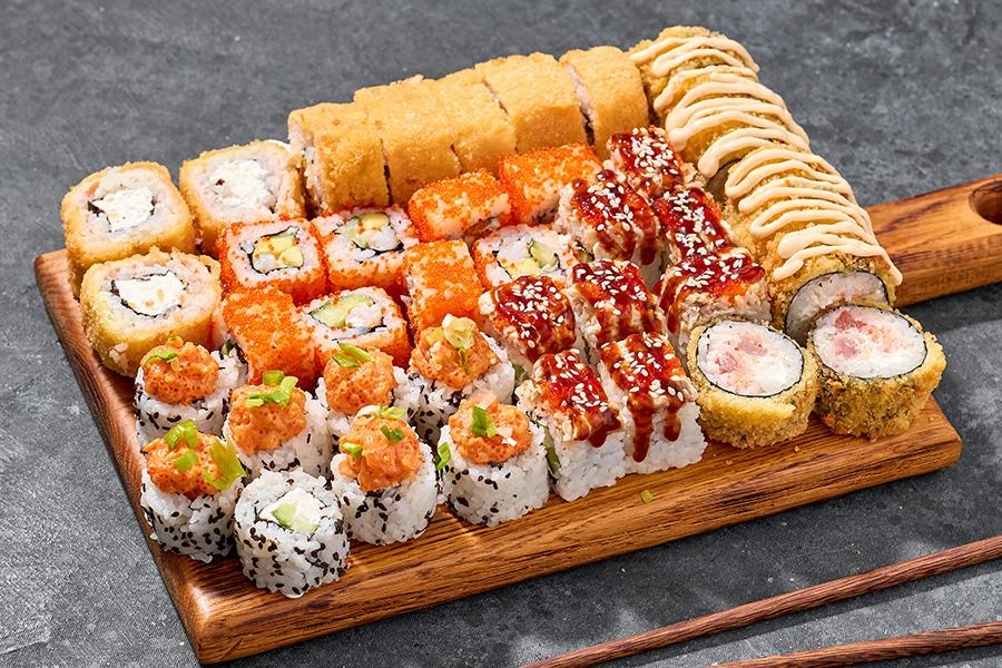 Калифорния ассорти — 32 ролла с крабом, креветкой и лососем, заказать роллы на дом в Луганске