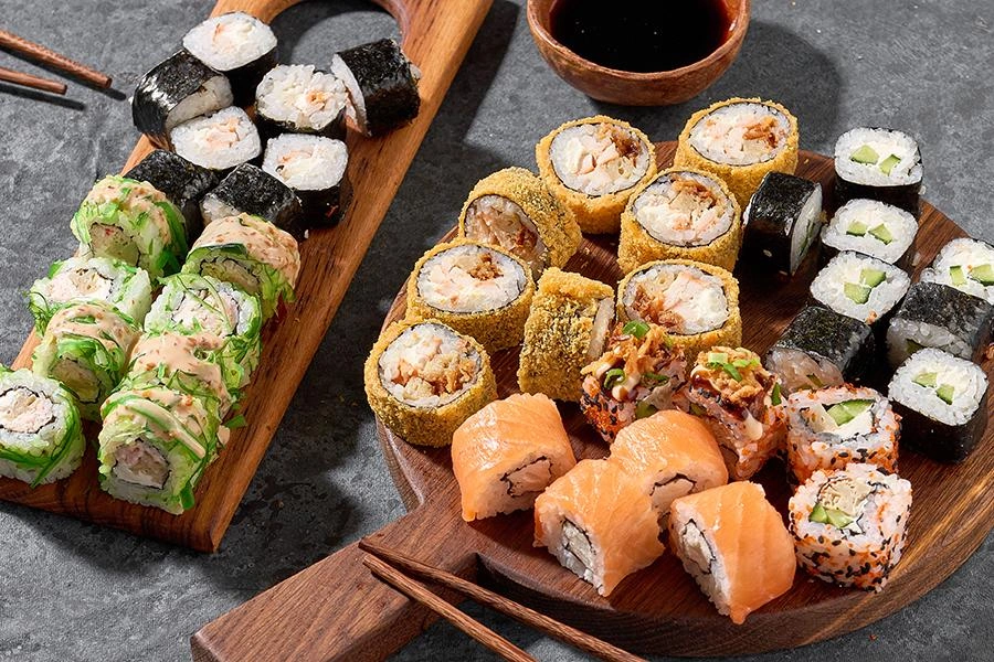 Спайси микс — 32 ролла: спайси-лосось, спайси-тунец, спайси-креветка, острые роллы